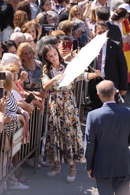 La Reina Letizia saluda a los vecinos a su llegada al Ayuntamiento de Guadalupe, 