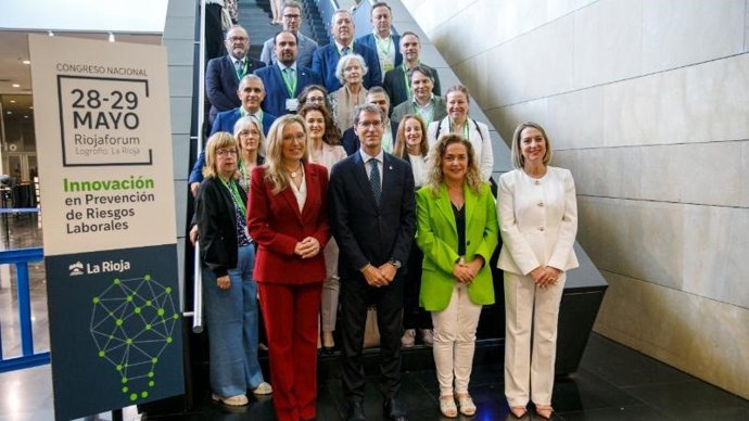 El presidente del Gobierno de La Rioja, Gonzalo Capellán, junto a la consejera de Economía, Innovación, Empresa y Trabajo Autónomo, Belinda León, inaugura el I Congreso Nacional de Innovación en prevención de riesgos laborales