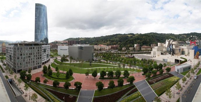 Archivo - Panorámica De Abandoibarra Entre La Torre Iberdrola Y El Museo Guggenheim Bilbao