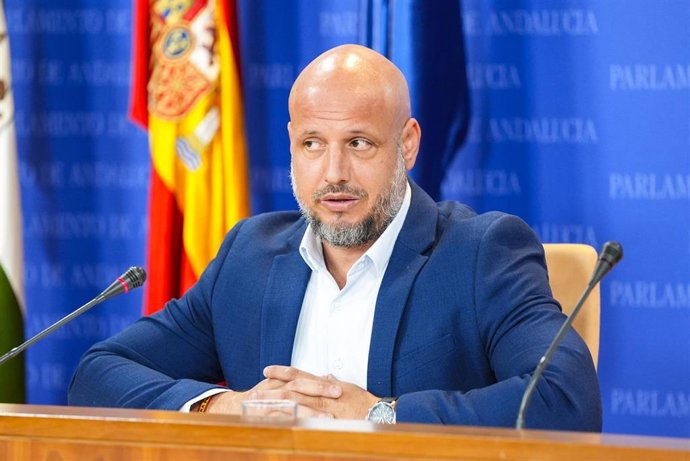 El portavoz adjunto del Grupo Parlamentario Vox, Rodrigo Alonso, durante la ronda de ruedas de prensa de portavoces de los grupos parlamentarios en el Parlamento de Andalucía, a 28 de mayo de 2025 en Sevilla (Andalucía, España). Los portavoces de los grup