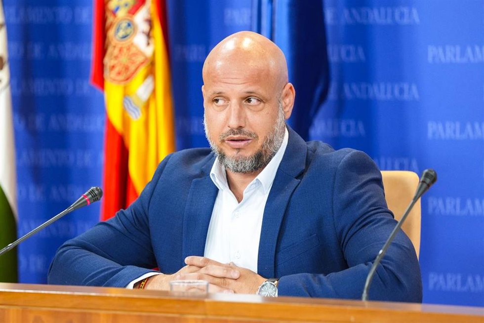 El portavoz adjunto del Grupo Parlamentario Vox, Rodrigo Alonso, durante la ronda de ruedas de prensa de portavoces de los grupos parlamentarios en el Parlamento de Andalucía, a 28 de mayo de 2025 en Sevilla (Andalucía, España). Los portavoces de los gr