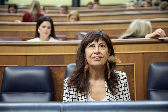 Archivo - La ministra de Igualdad, Ana Redondo, durante una sesión de control al Gobierno en el Congreso de los Diputados.