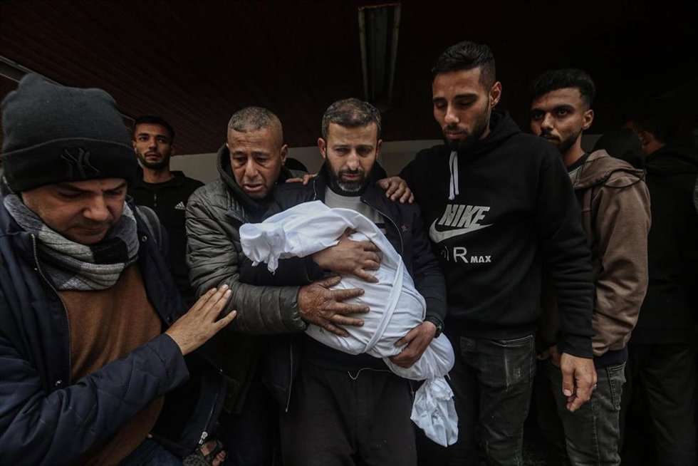 Archivo - Palestinos transportan el cadáver de un niño muerto en un bombardeo ejecutado por el Ejército de Israel contra el norte de la Franja de Gaza (archivo)