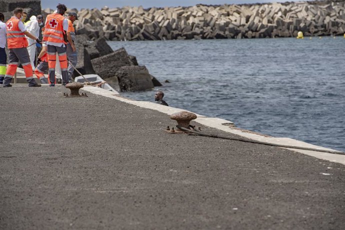 Archivo - Arquivo - Serviços de saúde atendem migrantes que chegam de caiaque no porto de La Restinga, em 14 de setembro de 2024, em El Hierro, Ilhas Canárias (Espanha). Este é o segundo barco a chegar hoje à ilha de El Hierro. Ele tinha 28 passageiros.