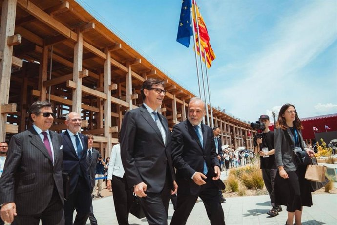 El presidente de la Generalitat, Salvador Illa, acompañado del conseller de UE y Acción Exterior, Jaume Duch, visita el espacio de Catalunya en la Exposición Universal de Osaka (Japón)
