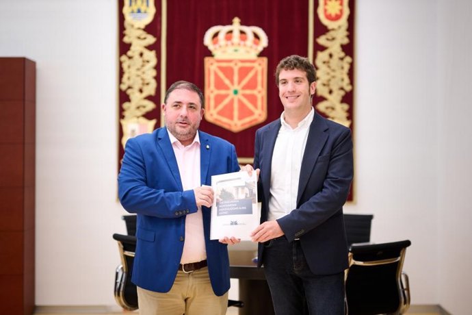 El presidente del Parlamento de Navarra, Unai Hualde, junto a Xabier Alcuaz, presidente de la Federación Navarra de Municipios y Concejos (FNMC)