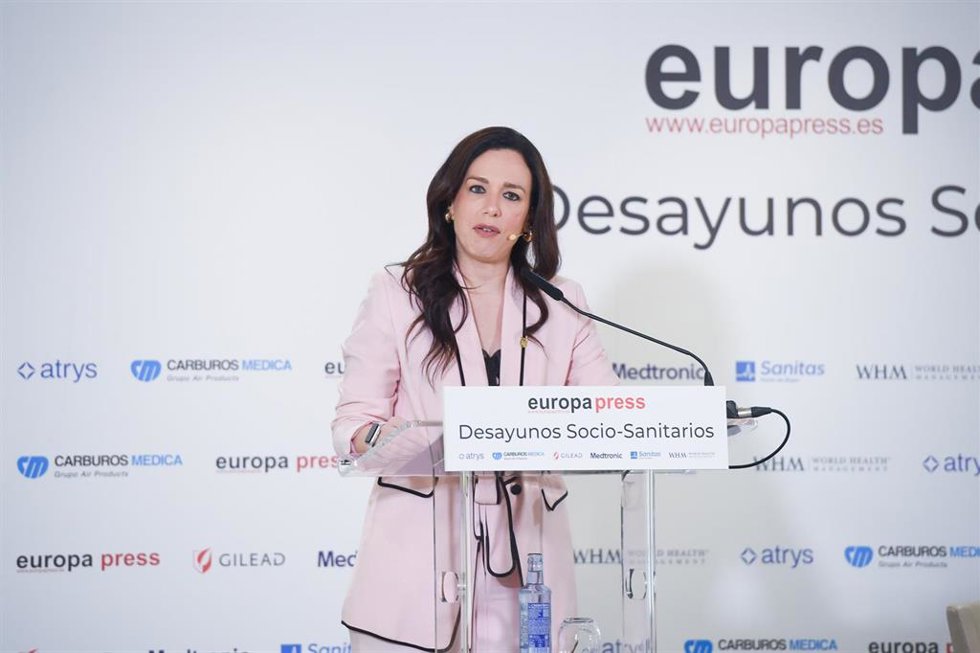 La consejera de Salud y Servicios Sociales de la Junta de Extremadura, Sara García Espada, interviene durante un desayuno Socio-Sanitario de Europa Press