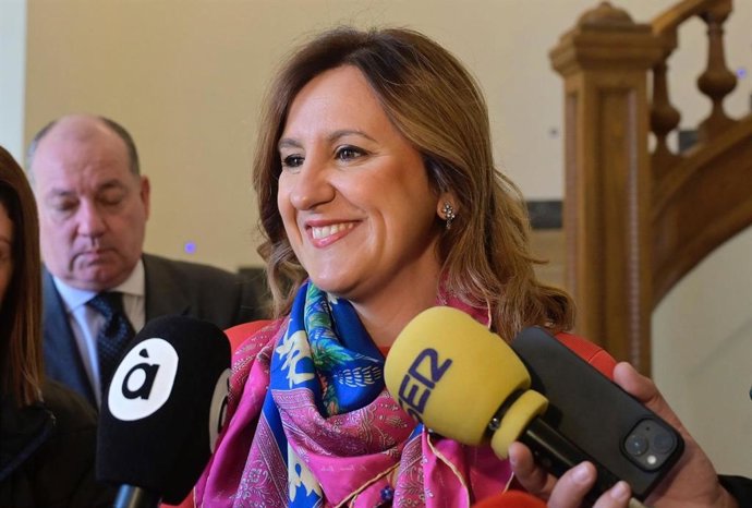 Archivo - La alcaldesa de València, María José Catalá, atendiendo a los medios de comunicación en imagen de archivo.