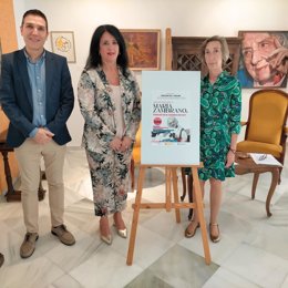 Alicia Berenguer, secretaria de la fundación y coordinadora del programa, junto a la concejala de Cultura de Vélez, Alicia Ramírez, y el director gerente de la Fundación María Zambrano, Luis Ortega.