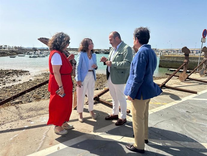 La consejera de Fomento, Rocío Díaz, en el puerto de Conil.