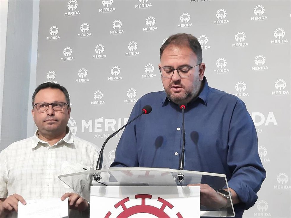 El alcalde de Mérida, Antonio Rodríguez Osuna, y el portavoz de Unidas por Mérida, Óscar Fernández Moruno, en rueda de prensa