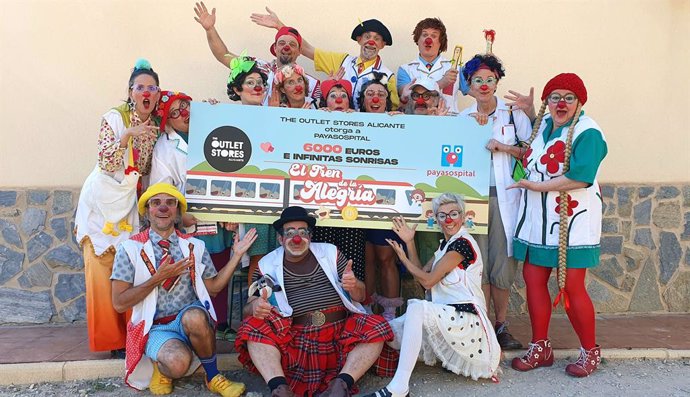 Miembros de Payasospital posan con el cheque obtenido