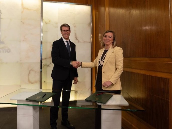 El presidente del Gobierno de La Rioja, Gonzalo Capellán, y la rectora de la UR, Eva Sanz Arazuri, firman Un nuevo protocolo de colaboración entre ambas instituciones