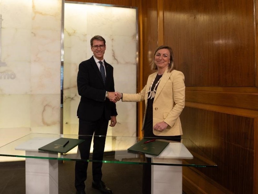 El presidente del Gobierno de La Rioja, Gonzalo Capellán, y la rectora de la UR, Eva Sanz Arazuri, firman Un nuevo protocolo de colaboración entre ambas instituciones