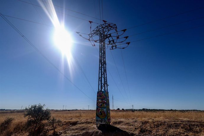 Archivo - Torre de alta tensión, en una imagen del archivo.
