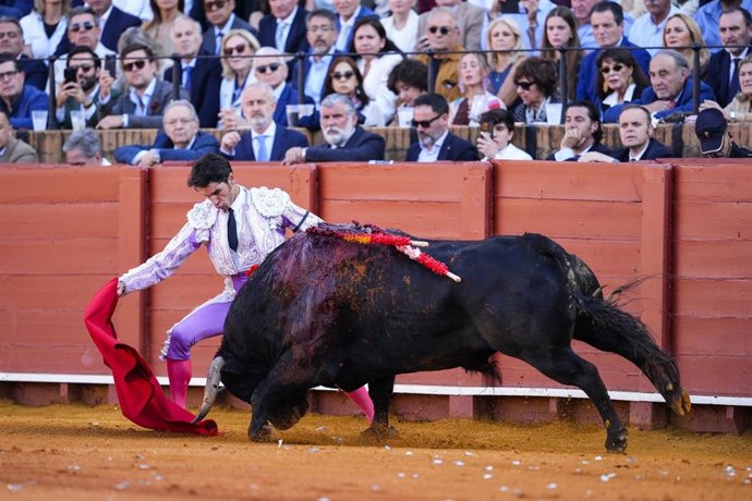El torero, Cayetano, a 10 de mayo de 2025 en Sevilla (Andalucía, España). Cayetano, Roca Rey y David de Miranda lidian toros del Parralejo en la décimoquinta de abono en la Real Maestranza de Sevilla.