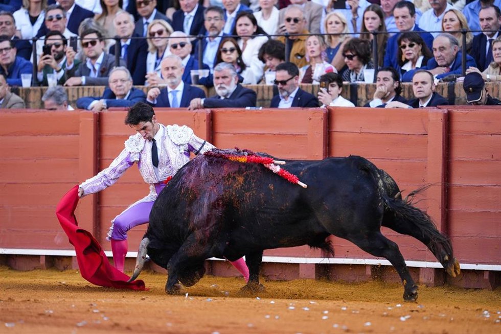 El torero, Cayetano, a 10 de mayo de 2025 en Sevilla (Andalucía, España). Cayetano, Roca Rey y David de Miranda lidian toros del Parralejo en la décimoquinta de abono en la Real Maestranza de Sevilla.