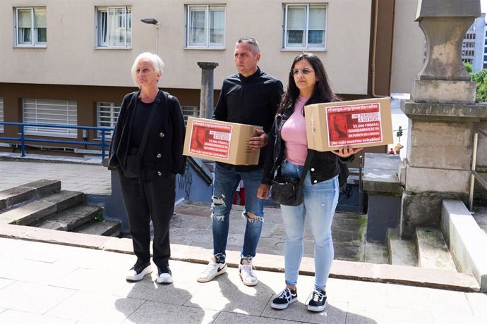 Padres de los cuatro jóvenes madrileños fallecidos en marzo en un accidente de tráfico en el puerto de Lunada entregan las firmas recogidas a la Consejería de Fomento de Cantabria