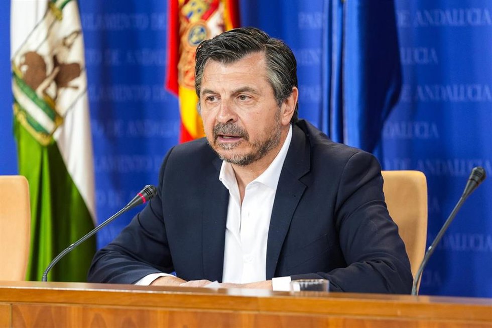 El portavoz del Grupo Parlamentario Popular, Toni Martín, durante la ronda de ruedas de prensa de portavoces de los grupos parlamentarios en el Parlamento de Andalucía, a 28 de mayo de 2025 en Sevilla (Andalucía, España). Los portavoces de los grupos pa