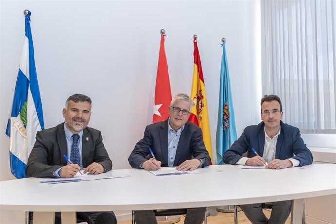 Momento de la firma del contrato concesional del Estadio de Butarque