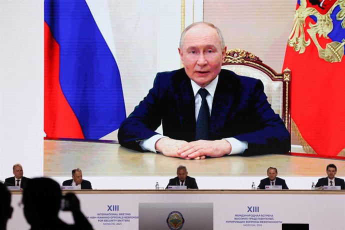 28 de maio de 2025, Rússia, Moscou: O presidente da Rússia, Vladimir Putin (na tela), discursa para os participantes da 13ª Reunião Internacional de Altos Representantes para Questões de Segurança, no Centro Nacional da Rússia. Foto: Vladimir Gerdo/TASS v