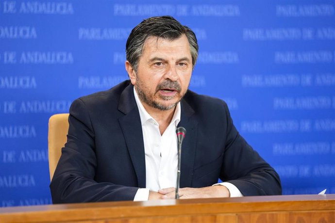 El portavoz del Grupo Parlamentario Popular, Toni Martín, durante la ronda de ruedas de prensa de portavoces de los grupos parlamentarios en el Parlamento de Andalucía, a 28 de mayo de 2025 en Sevilla (Andalucía, España). Los portavoces de los grupos parl