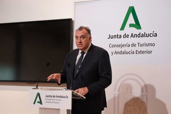 Archivo - El consejero de Turismo y Andalucía Exterior de la Junta de Andalucía, Arturo Bernal.