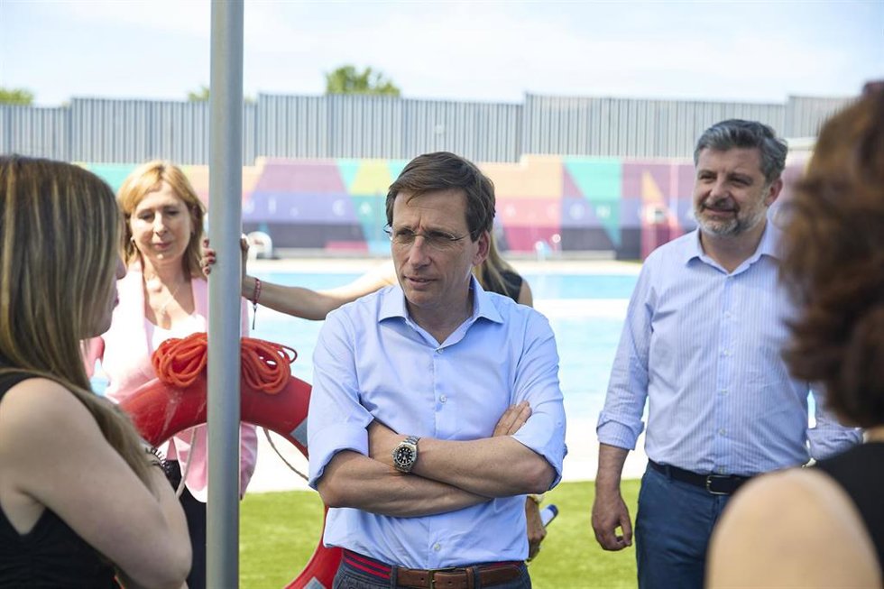 El alcalde de Madrid, José Luis Martínez-Almeida, junto al concejal de Barajas, Juan Peña, presenta la temporada 2025 de piscinas de verano municipales desde el Centro Deportivo Municipal Mistral