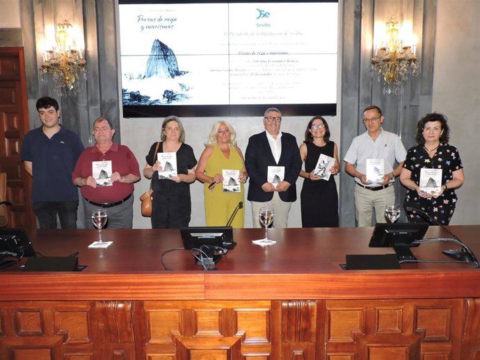 Foto de familia de la presentación de 'Prosas de Vega y Marismas', de Salvador Fernández, en la Casa de la Provincia.