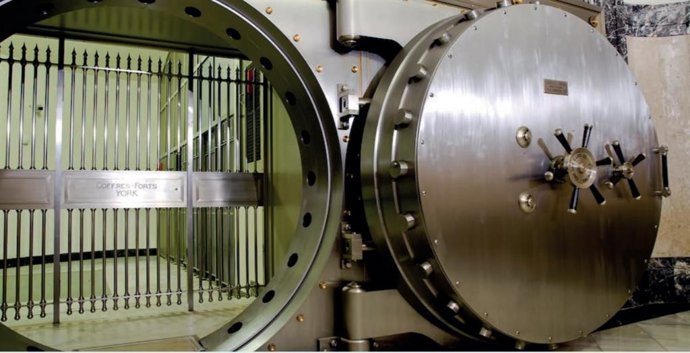 Archivo - Puerta de la Cámara del Oro en la sede central del Banco de España en Madrid.