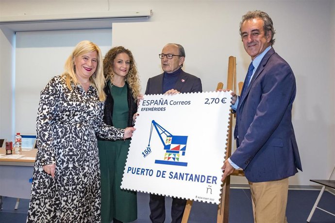 Archivo - Imagen de archivo.- Leire Díez, la primera por la izquierda, como responsable de Correos junto a la entonces delegada del Gobierno y actual portavoz del PSOE de Cantabria, Ainoa Quiñones, en la presentación de un sello por el 150 aniversario del