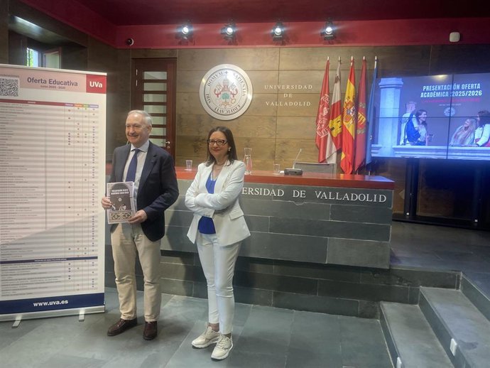 Antonio Largo y Cristina de la Rosa, durante la presentación de las novedades de la PAU y de la oferta docente de la UVA para el próximo curso.
