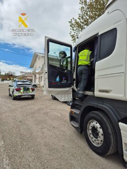 Control de la Guardia Civil de Soria a vehículos de transporte.
