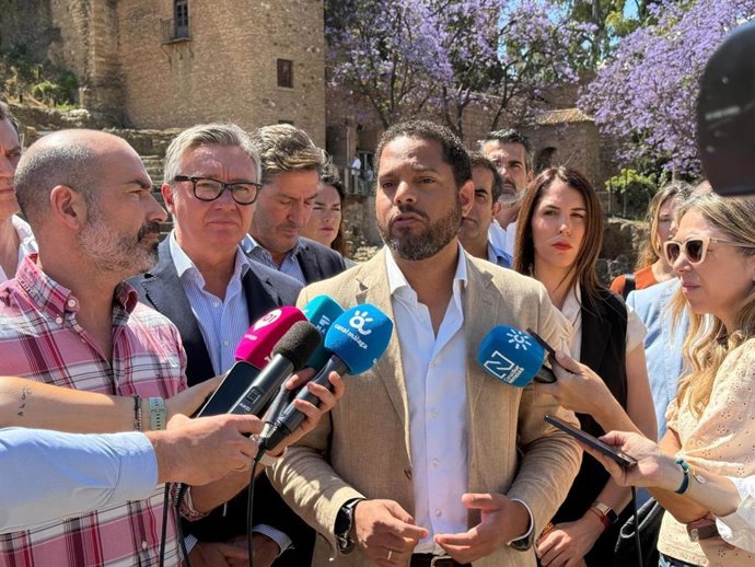 El secretario general de Vox, Ignacio Garriga, en atención a los periodistas en Málaga.