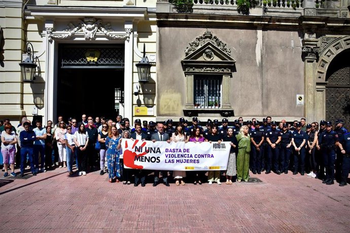 Minuto de silencio frente a la sede de la Delegación del Gobierno en la Comunidad de Madrid