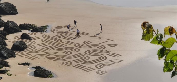 Mandala en la playa de Quirze Codina, protagonista del documental 'Entre Mareas', sobre el dibujo más grande del mundo en la playa, en la de Mataleñas (Santander)