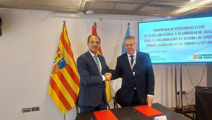 El consejero de Sanidad del Gobierno de Aragón, José Luis Bancalero, y su homólogo gallego, Antonio Gómez Caamaño, tras firmar el protocolo para la compra pública agregada.