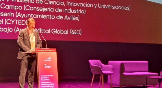 El viceconsejero de Industria, Juan Carlos Campo, en la inauguración del Foro ArcelorMital-Cyted, que reúne en Avilés a expertos de España, Portugal y América Latina.