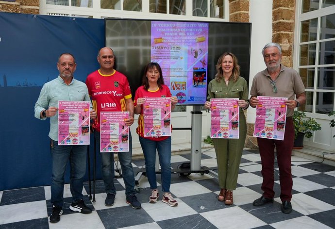La diputada provincial y alcaldesa de Prado del Rey, Vanesa Beltrán, presenta el Torneo Circuito WSA de tirachinas.