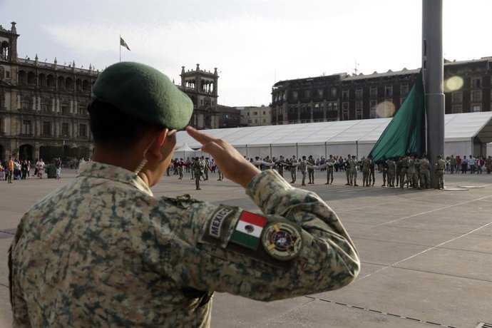 Um militar do Exército mexicano durante a cerimônia de arriamento da bandeira mexicana na praça principal Zocalo, em 6 de maio de 2025, na Cidade do México, México.