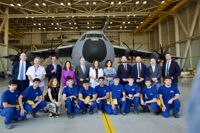 Las consejeras de Desarrollo Educativo y Formación Profesional, María del Carmen Castillo, y de Empleo, Empresa y Trabajo Autónomo, Rocío Blanco, junto a los representantes de Airbus, Antonio Lasaga y María Borrero.