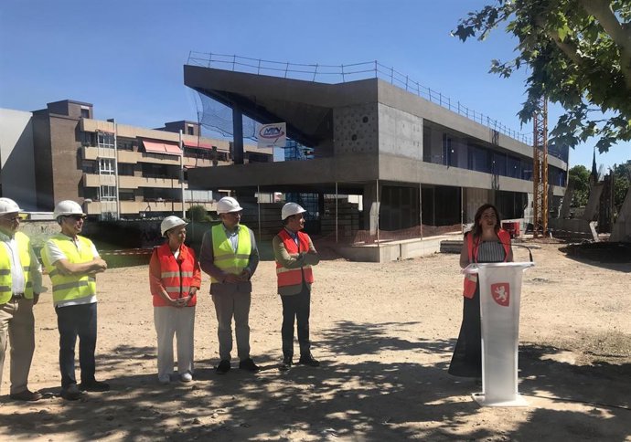 La alcaldesa de Zaragoza, Natalia Chueca,  visita las obras del centro cívico Hispanidad