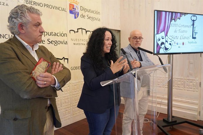 El diputado de Cultura, José María Bravo (izda), la coordinadora del certamen, Margarita de Frutos, y el concejal de Cultura de Sepúlveda, José Palermo