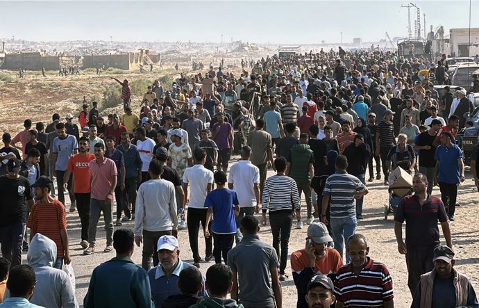 Palestinos caminham para um ponto de distribuição de ajuda montado por uma fundação apoiada por Israel e pelos EUA na cidade de Rafah, no sul da Faixa de Gaza (arquivo).