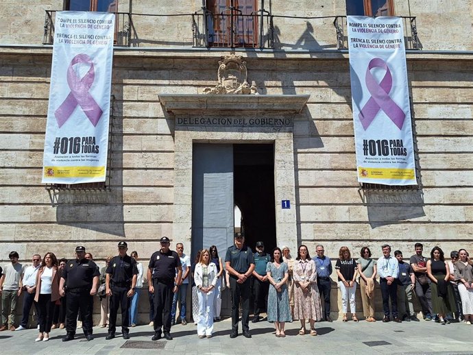 Concentración en la Delegación del Gobierno de condena al asesinato de una mujer en Cáceres