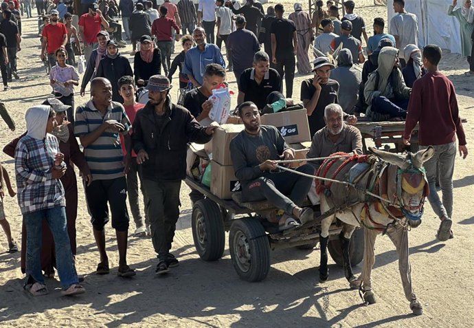 Palestinos acuden a un punto de entrega de ayuda humanitaria establecido por una fundación apoyada por Israel y Estados Unidos en la ciudad de Rafá, en el sur de la Franja de Gaza (archivo)