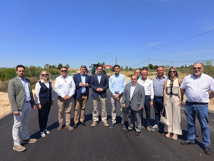 El consejero de Fomento e Infraestructuras, Jorge García Montoro, durante la visita a las obras de renovación del firme en la carretera regional que conecta Alguazas con Campos del Río (RM-531).