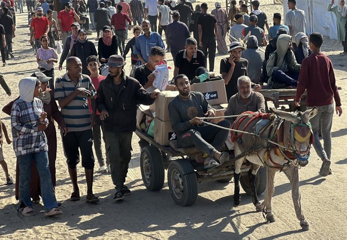 27 de maio de 2025, Rafah, Faixa de Gaza, Território Palestino: Palestinos em busca de ajuda se reúnem perto de um local de distribuição de ajuda administrado pela Gaza Humanitarian Foundation, apoiada pelos EUA, em Rafah, no sul da Faixa de Gaza: 1003939