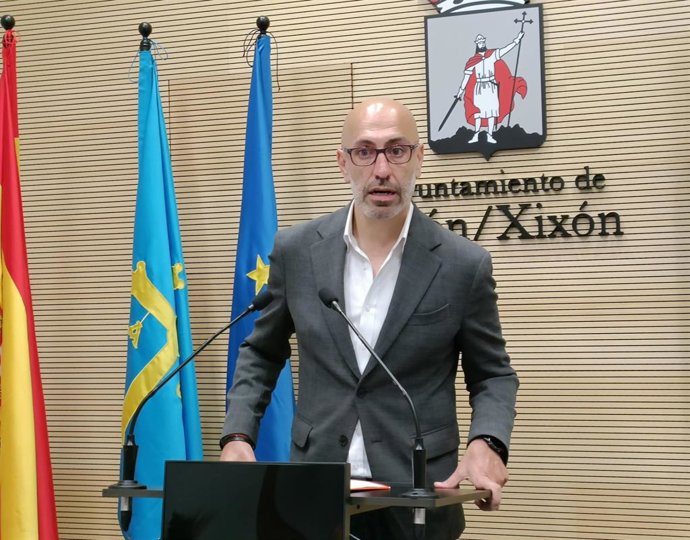 El presidente de Divertia Xixón, Óliver Suárez, en rueda de prensa nel Consistoriu xixonés.  