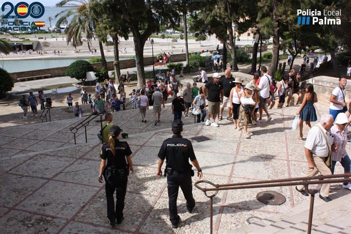 Agentes en las inmediaciones de la Catedral de Mallorca.